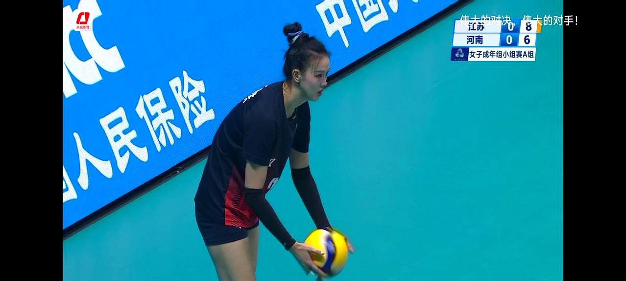 江苏女排又赢麻了！3-0横扫河南豪取五连胜，不过张常宁的伤让球迷捏了把汗。赛后队