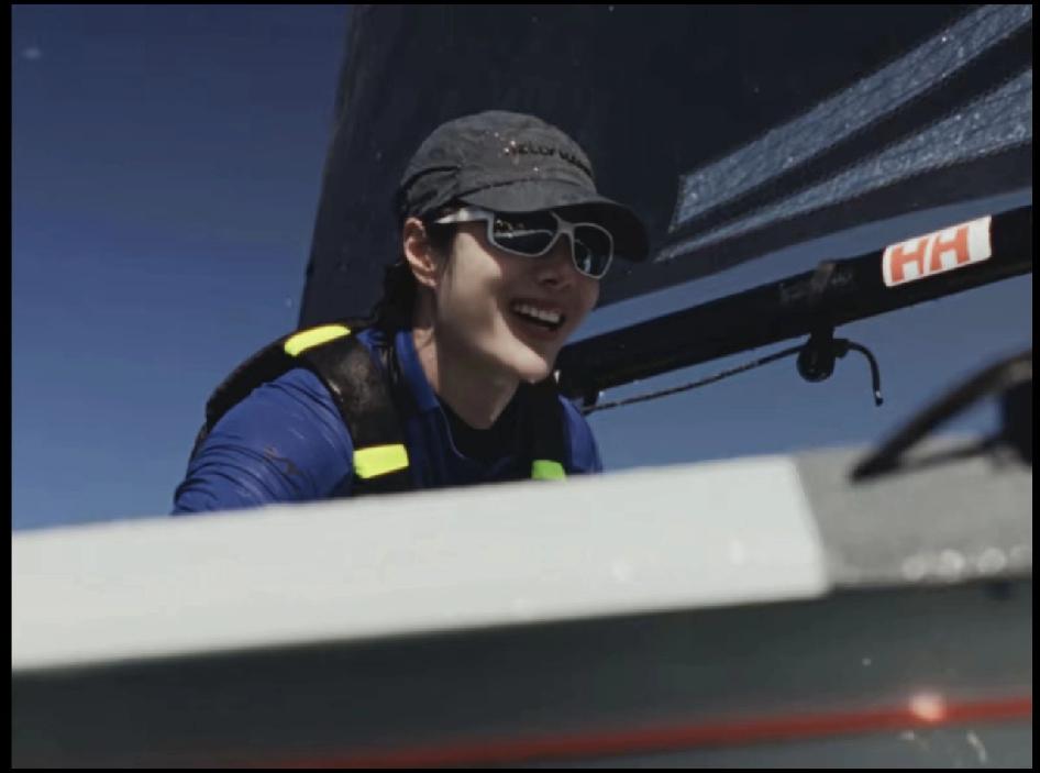 乘风踏浪，竞速同航，王一博的海上大片每一帧都帅出屏幕！动静之间，与海同频，敬速人