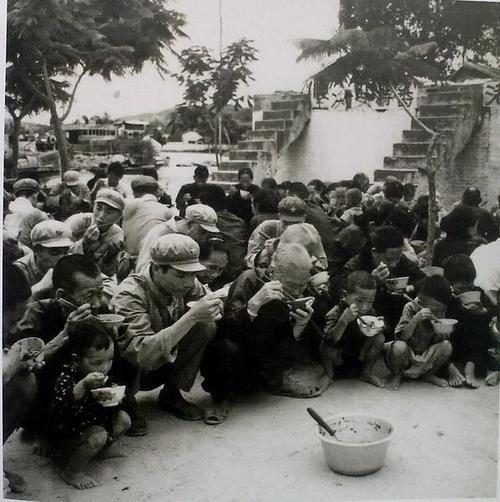 这张摄于 20 世纪 60-70 年代广东宝安县的老照片，记录了一场特殊的 “忆