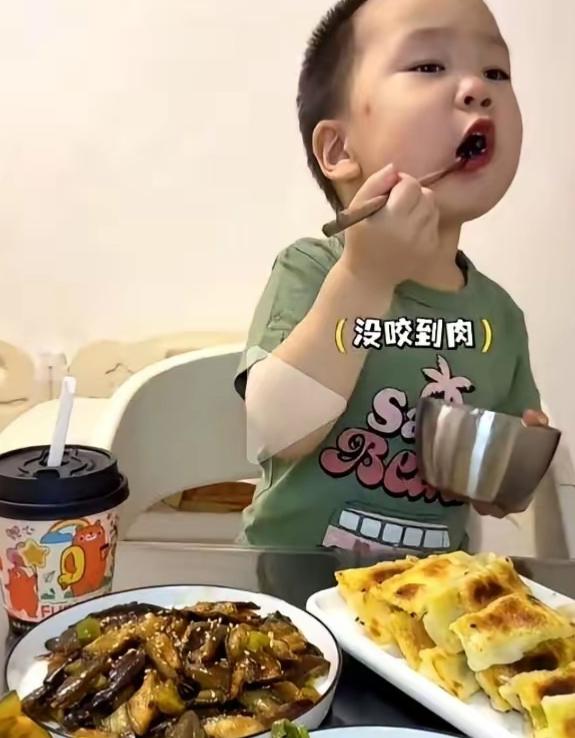 米乐到底几岁，是不是侏儒？米乐妈妈发声明说他是2023年生的，今年也才两岁多，可
