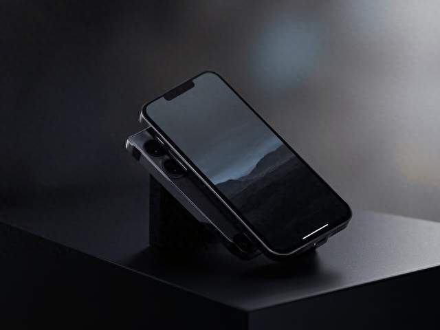 苹果首款折叠屏iPhone Duo发布：轻薄之名下的工程取舍与生态坚守
