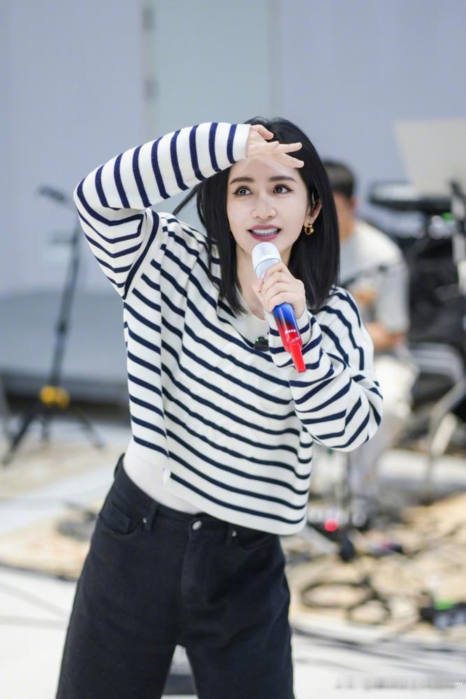 疯了，谢娜演唱会1万多张票，20秒就没了。你还在刷新，黄牛那边1180的票已经挂