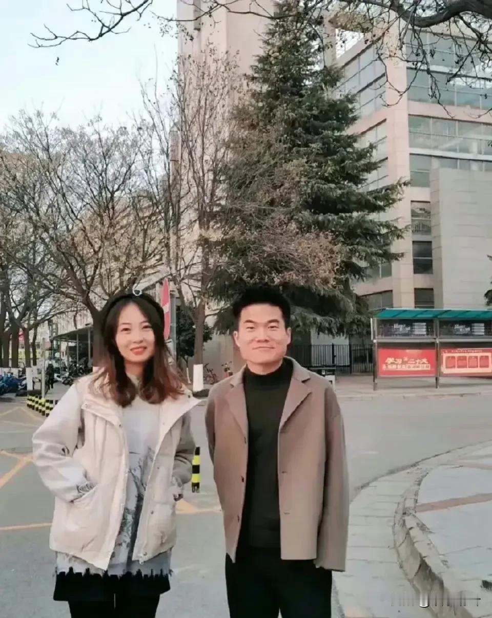 董宇辉每次和陌生女孩合影就会少一只手，难怪他这么出色却一直找不到女朋友，都是因为