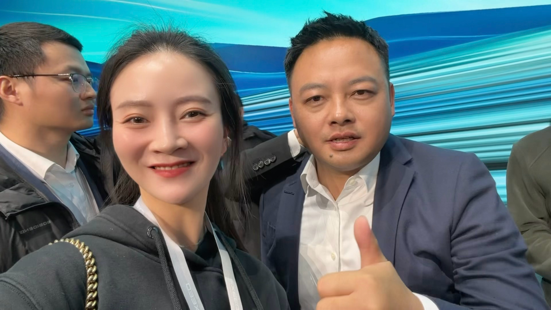 奇瑞星途品牌之夜结束，和李学用总合影的粉丝排长队！学用总夸朵教主是“媒体界跳舞跳