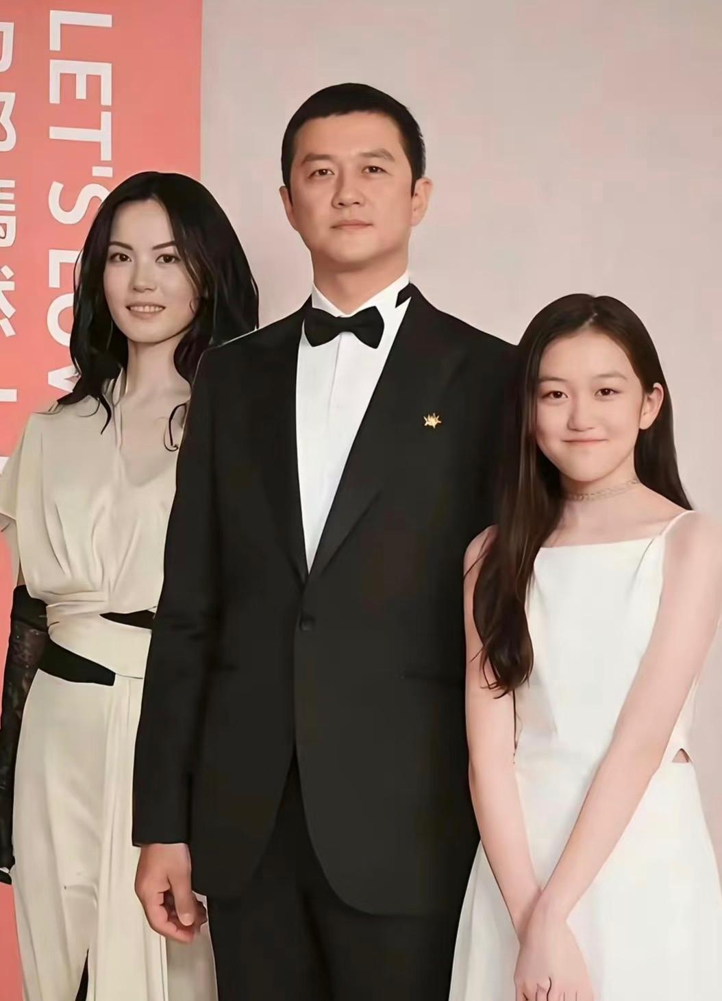 李亚鹏揣着皱巴烟盒被说了， 不是摆阔装样子，也不是故意博眼球， 而是中年男人在生