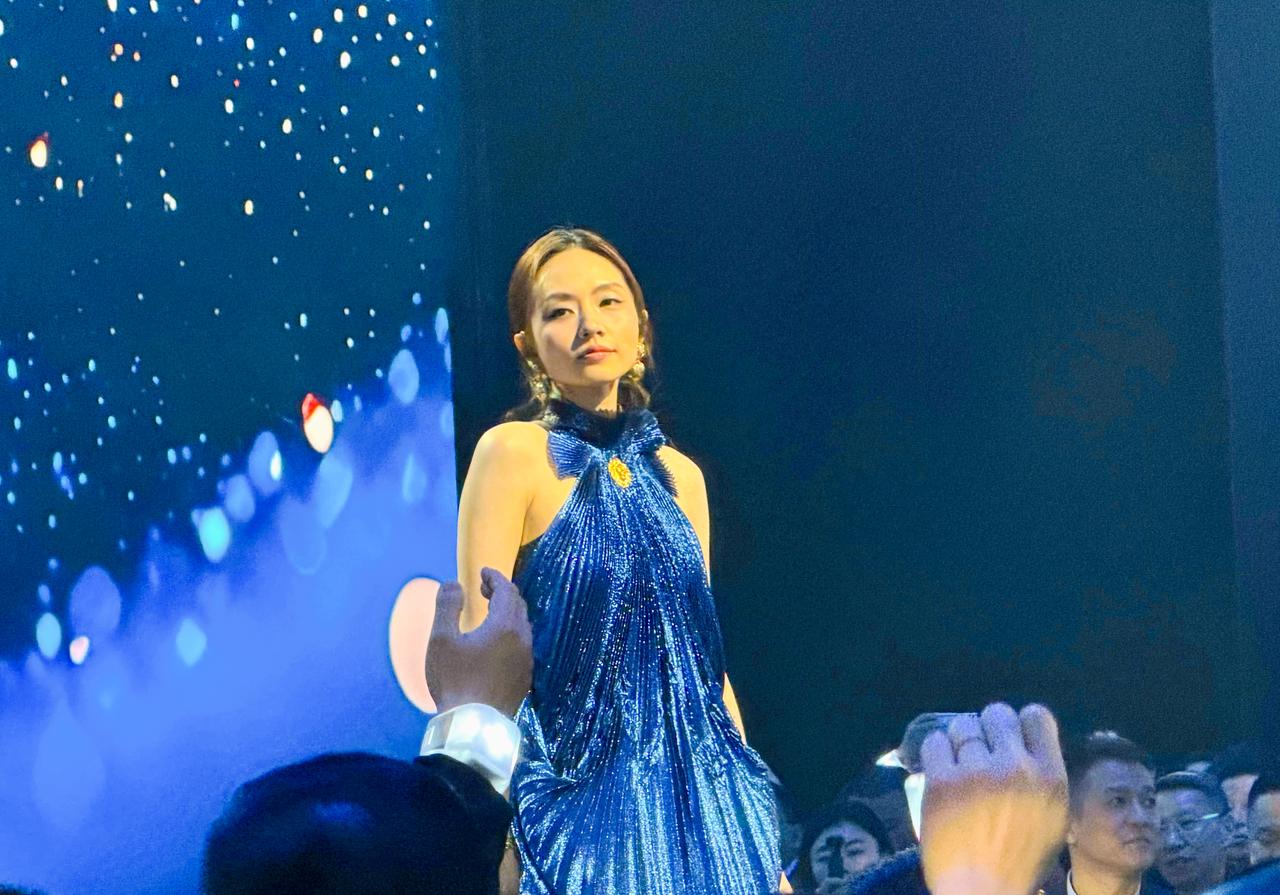 两眼无神，一脸的疲倦，一开口却是让人惊艳。多少人喜欢她的粤语歌，有没有觉得这个样