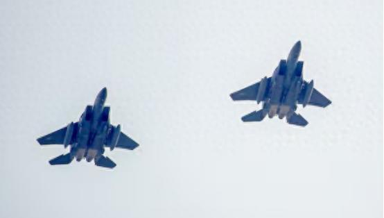 韩国空军飞行员，就为了拍张自己开战机的纪念照，居然把国家的战机给撞了，更火大的是