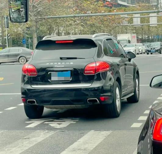 买这代保时捷卡宴的人幸福指数应该很高吧？这代卡宴的那几年，房价还没有那么高，也没