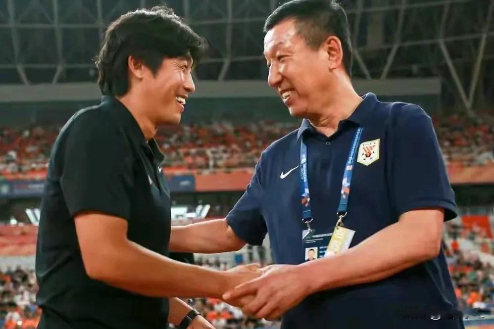 客战成都蓉城，预测泰山队首发:
 门将:王大雷首发毫无悬念。
 后卫线从右至左: