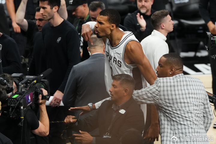 05月25日讯 NBA官方公布了2025-26赛季最佳阵容，马刺球员文班亚马入选