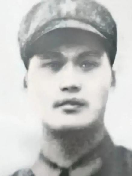 1979年，为了掩护战友突围，郑宏余和两名机枪手留下来阻击越军。激战中，两名战友