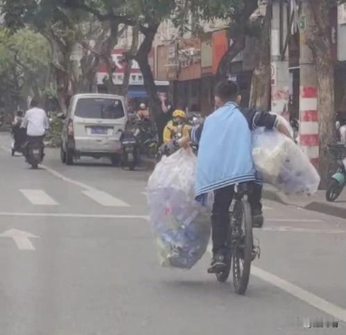 安徽，一高二男生火了！不是因为他的学习成绩有多亮眼，而是他本该专心读书的年纪，却