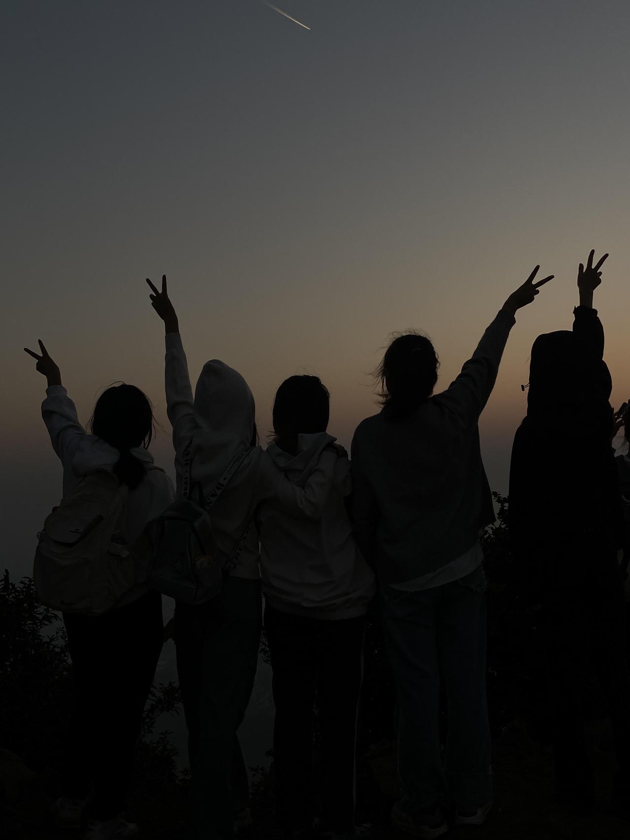 很久没联系的朋友，忽然联系说她要结婚了，邀请我去参加婚礼。

我记得我们高中经常