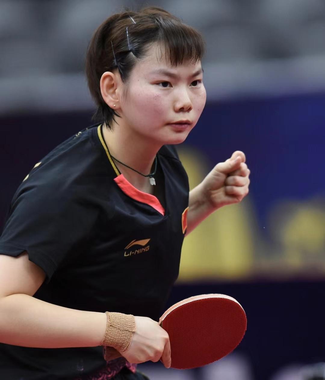 重庆冠军赛，何卓佳3：1王艾米，率先进入女单16强，有三句话不得不说：
 
1、