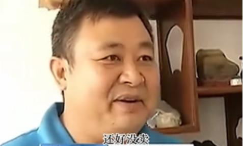 “一块儿石头竟然能值1.5亿！”2003年山东青岛一大哥捡到了一块儿石头，当即便