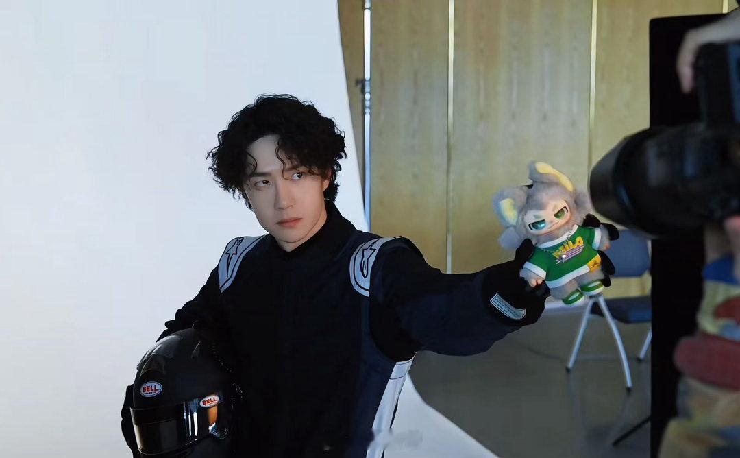 杜华王一博赛后合照赛后合照：杜华、王一博，还有华姐身上的小嗷～ChinaGT真过