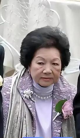 1959年，霍英东要迎娶离婚且带着一个儿子的冯坚妮。原配吕燕妮没有反对，只是提了