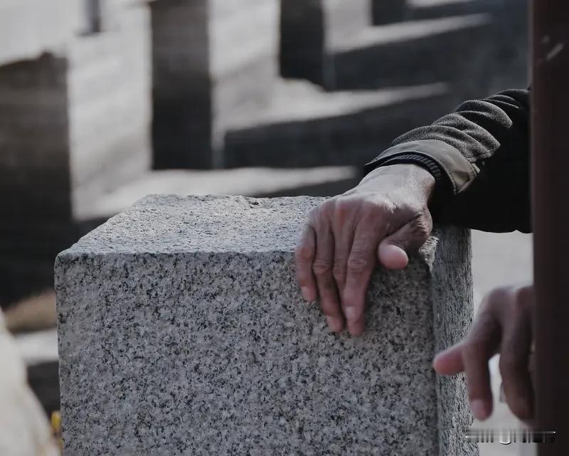 原谅他人并非软弱，而是放过自己。
很多时候，我们难以放下的并非他人，而是心中的那