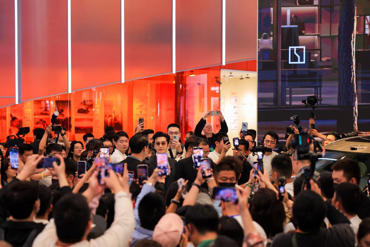 《极氪展台成车展人气王：9X连续5个月50万以上SUV销冠，8X上市29分钟破万