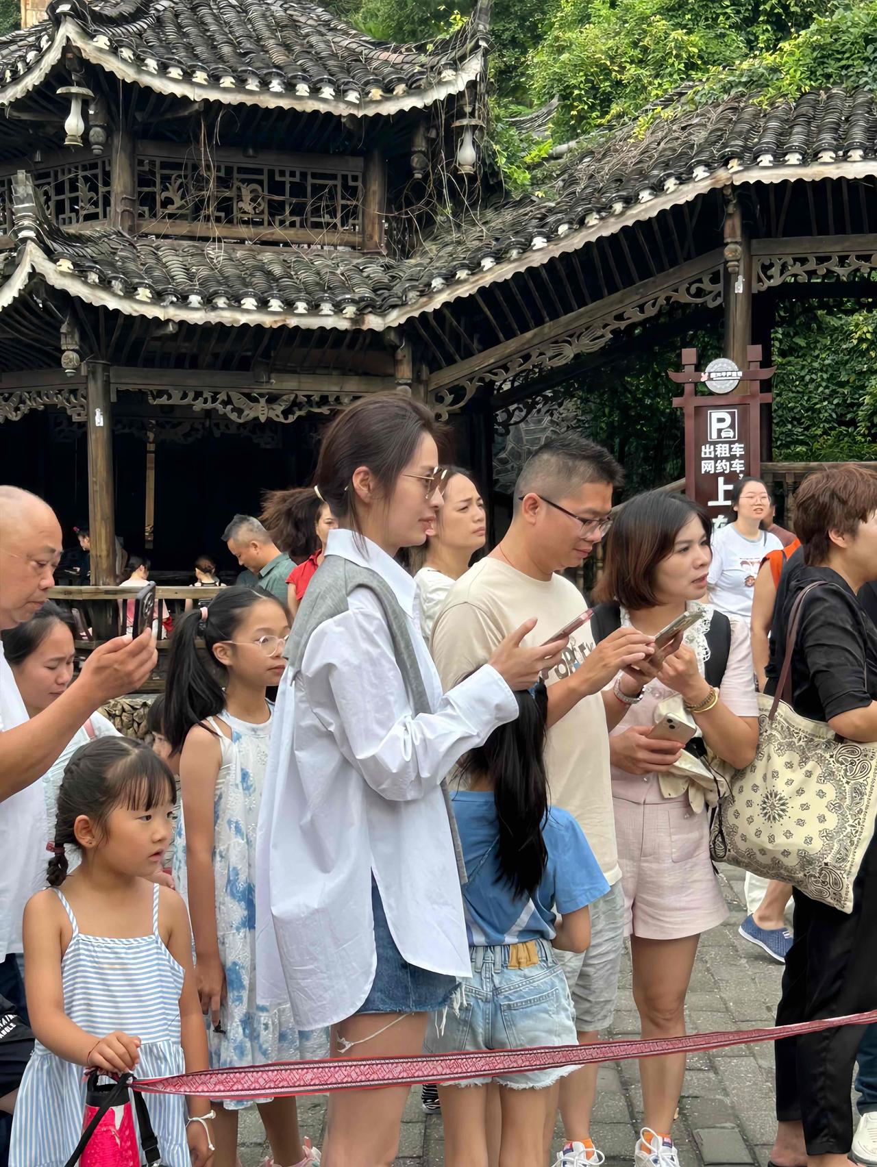 8月6日，有位小姐姐在贵州偶遇颖儿，她现身某景区的画面。

颖儿扎着辫子，戴着墨