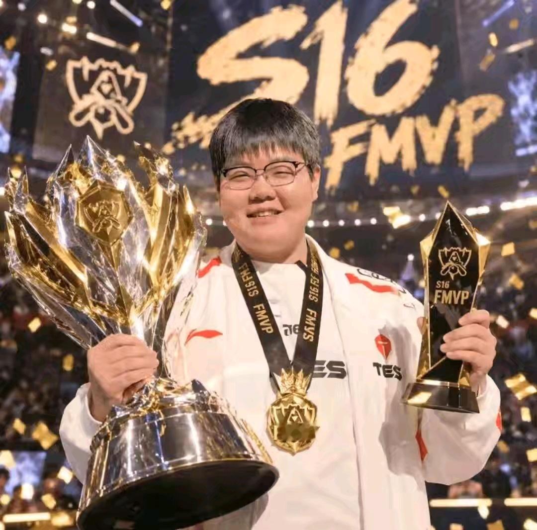 当9神在今年S赛夺冠并捧起属于自己的FMVP奖杯，台上的他思绪万千，又能否想到Z