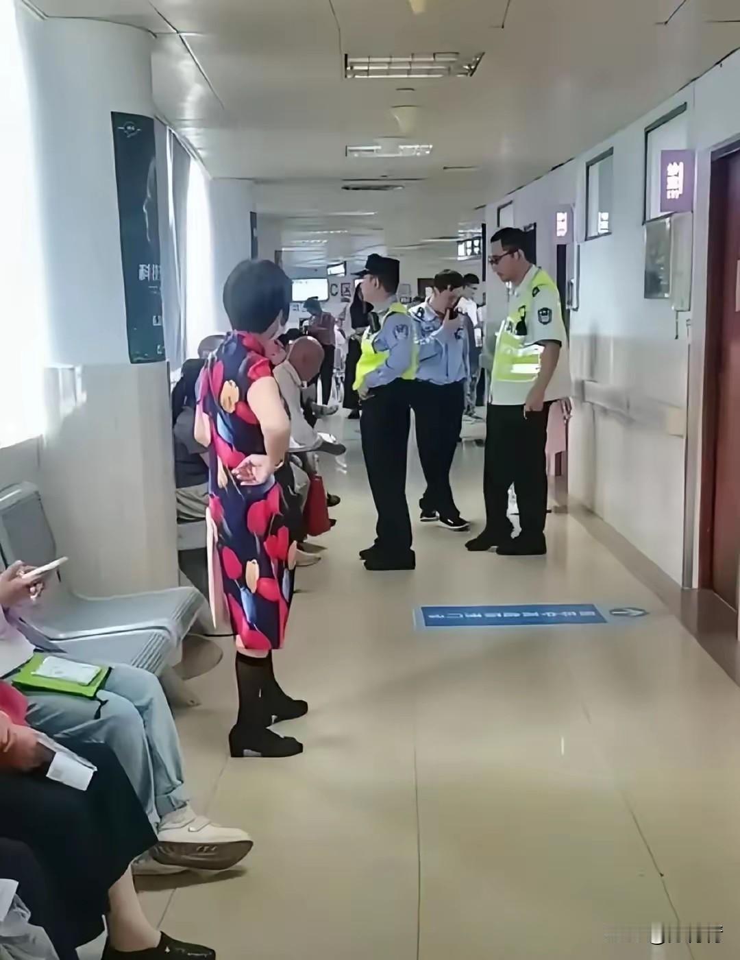 老人到医院看病，医生光玩手机，冷落了老人。老人气恼之下报警，结果闹了乌龙阵，医生