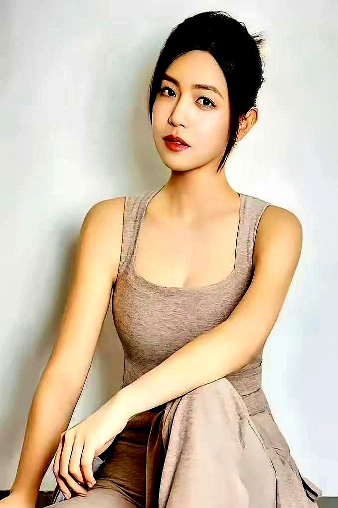 还在拿着放大镜找陈晓眼里有没有光？
 

说实话，都2024年了，要是还信那套“