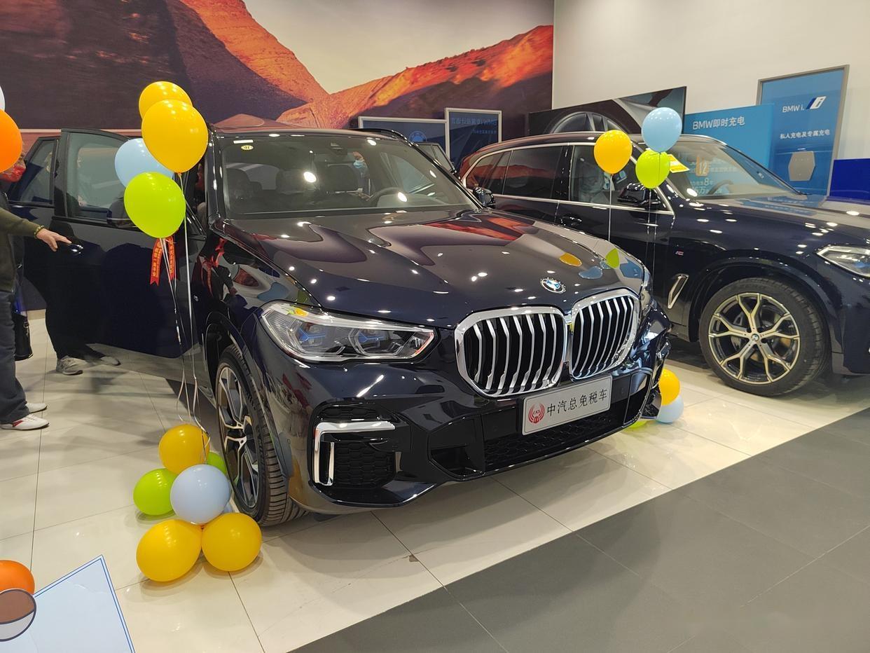 海南免税车暗战：30万价差下的猎杀游戏

一辆奔驰GLE的备用轮胎内，GPS屏蔽