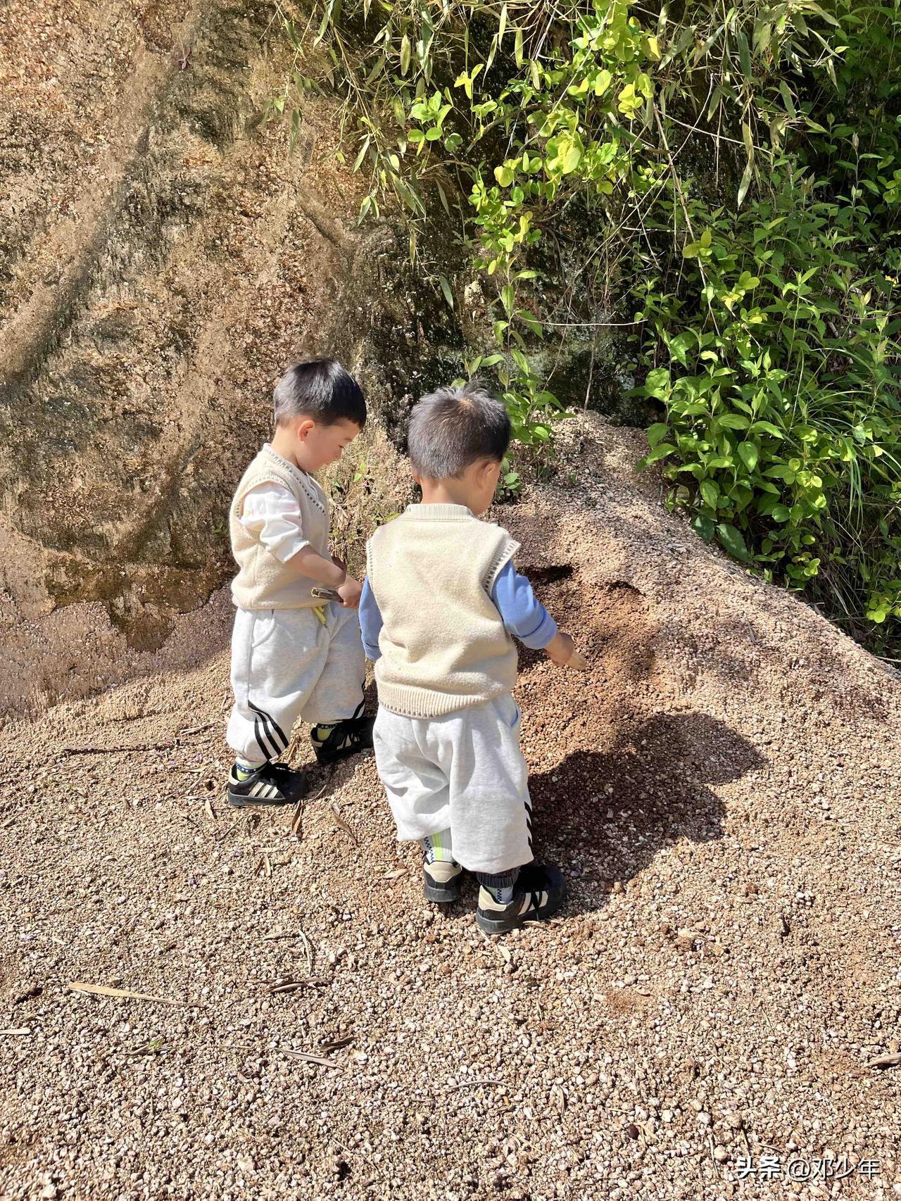 我认为不该管，孩子一旦成年，父母便不应再过度干涉其人生大事，我认为这既是尊重，也