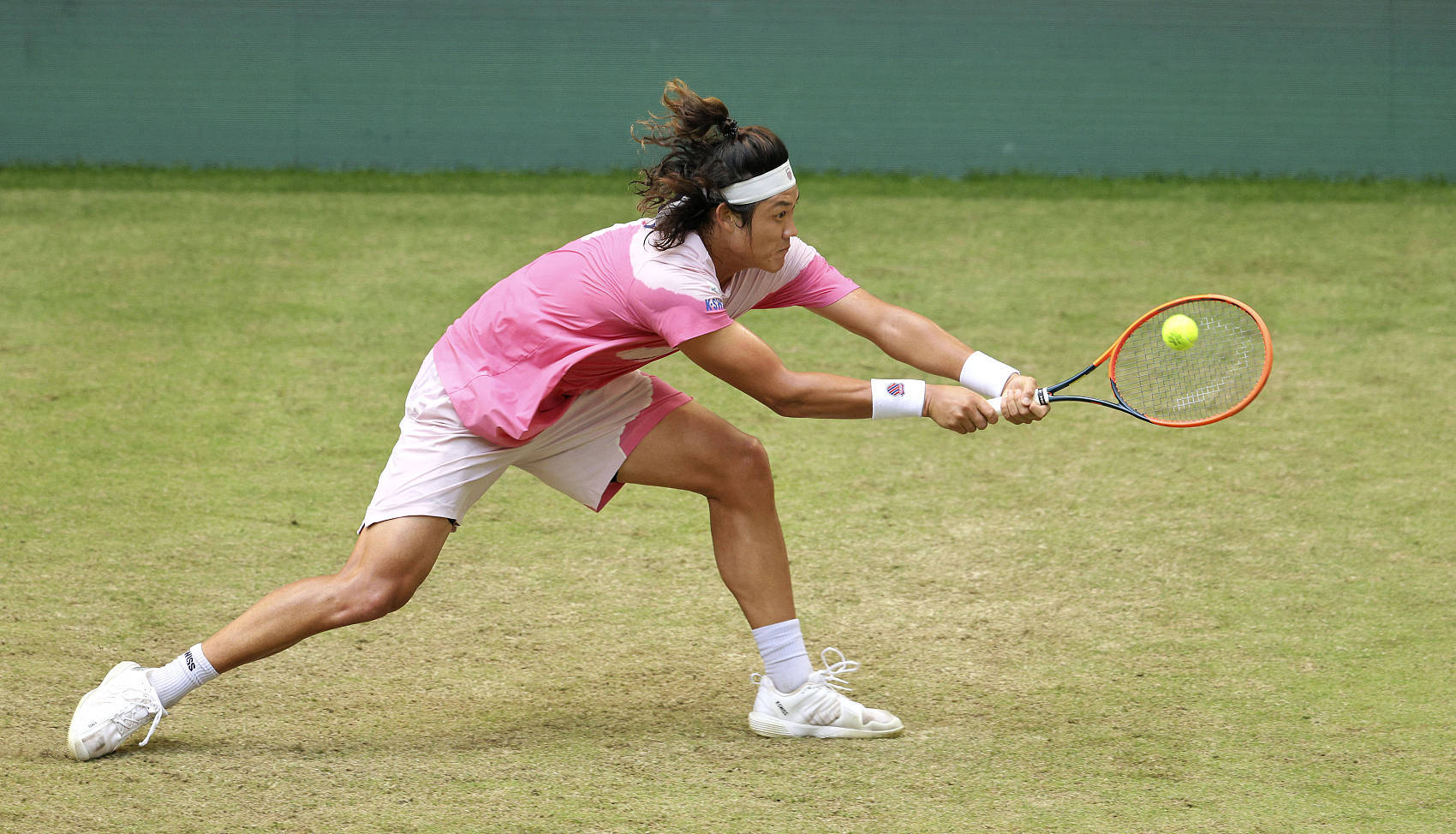 张之臻首进草地赛四强将战辛纳！ATP500哈雷站1/4决赛，张之臻克服决胜盘2-