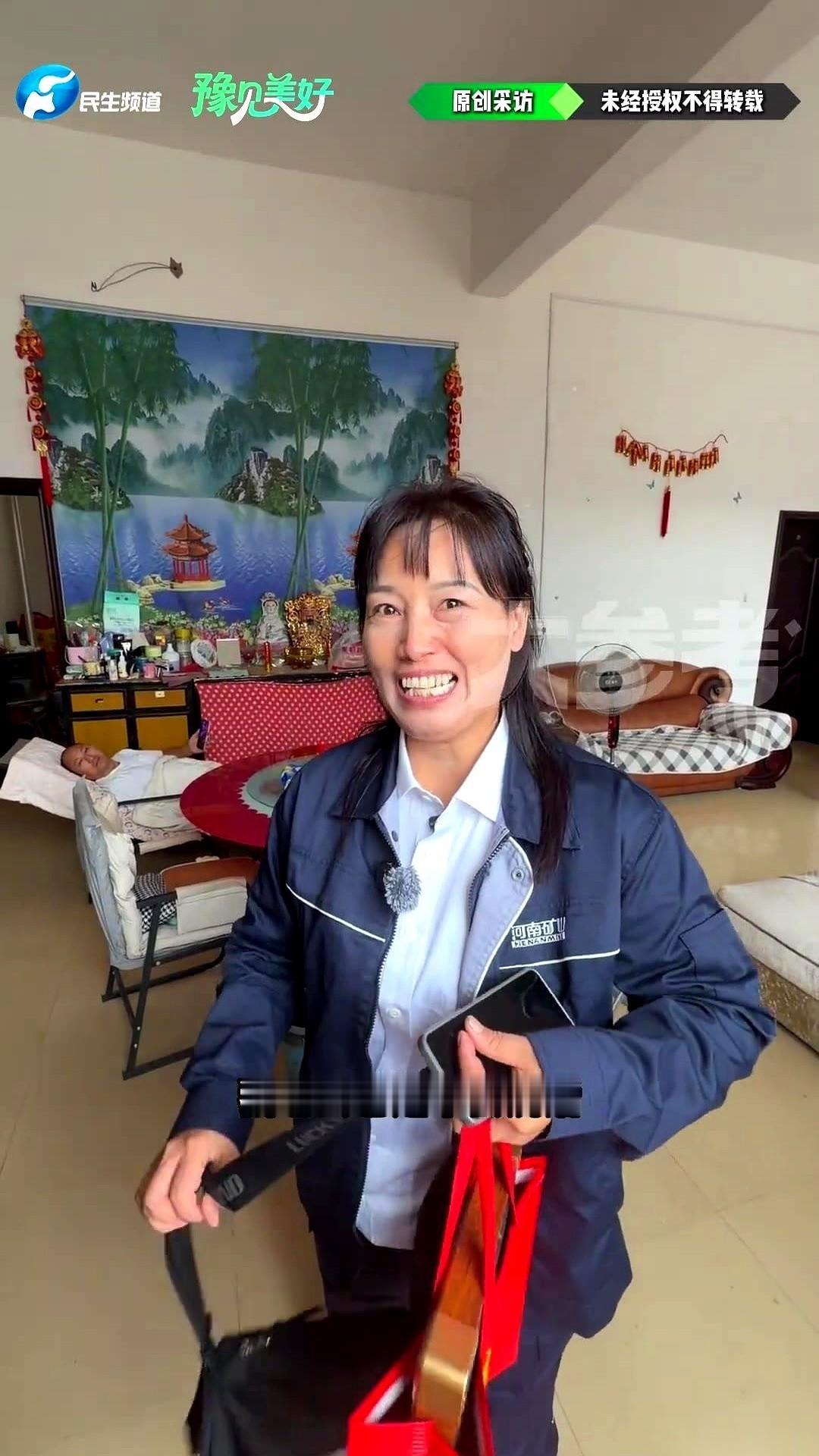 9月24日，河南长垣一名在矿山企业干了4年的女工，领完老板给的钱和鲜花直接往家赶