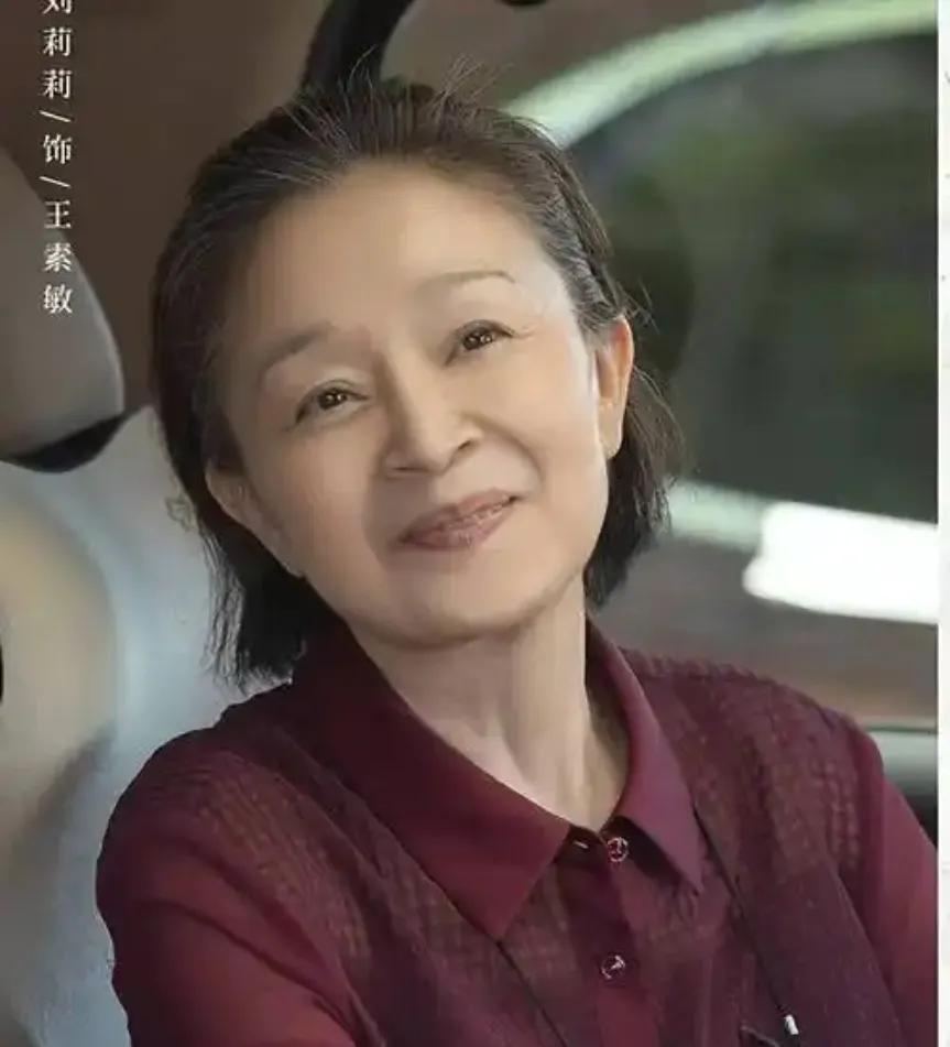 67岁的刘莉莉定居日本，离婚后与富商再婚，生活看似优渥幸福。然而，女儿因文化差异