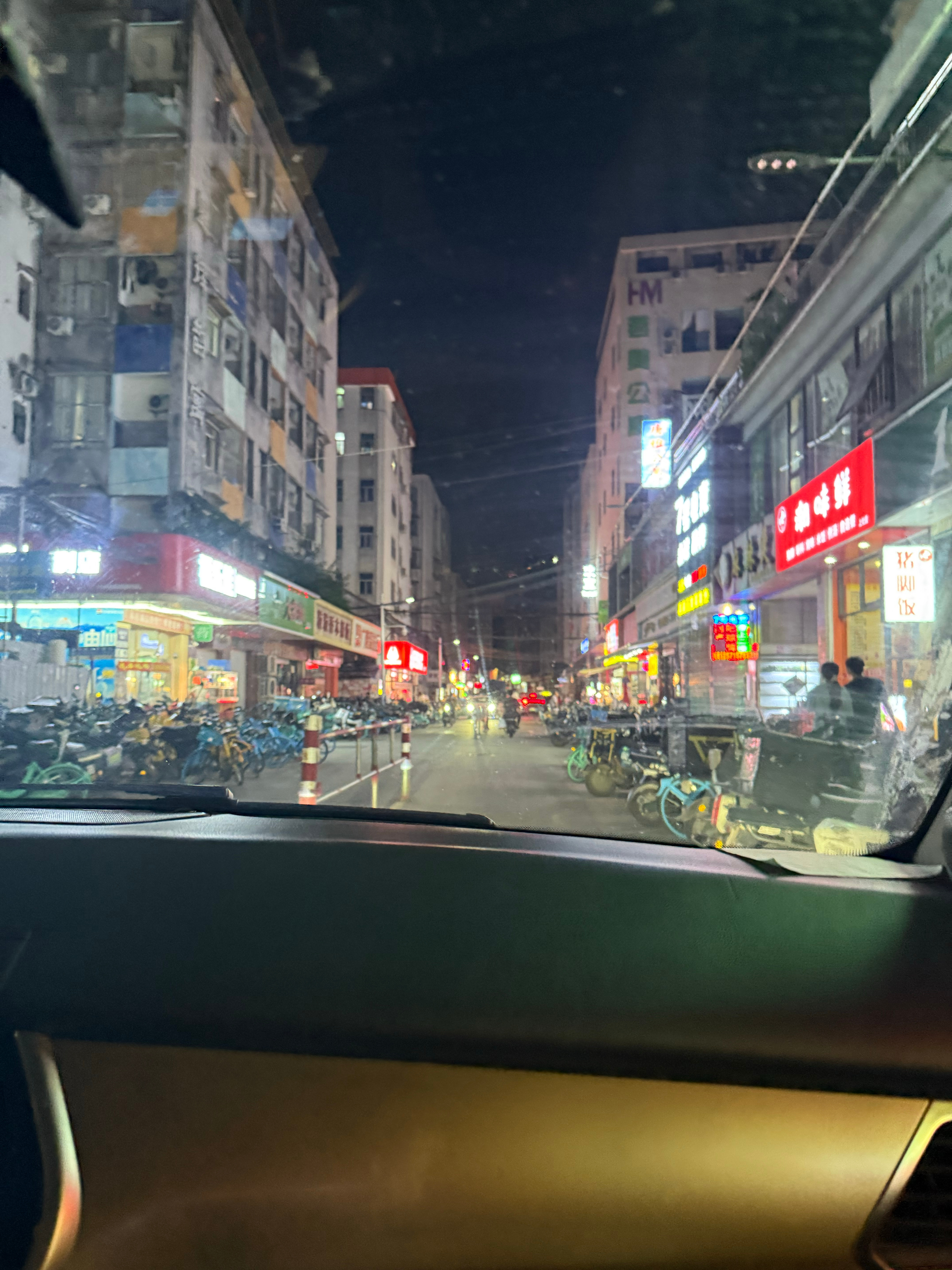 打了个顺风车，接单的是个腾势500，司机这个风琴脚我真的不想多说了，估计动能回收