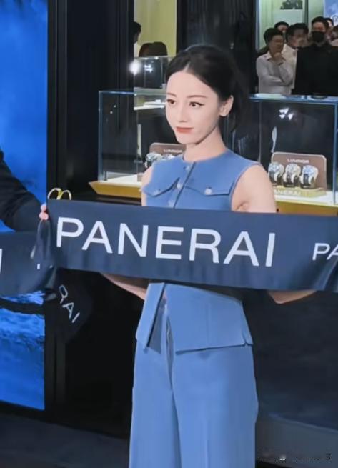 自从李乃文剪彩出了洋相，其他的艺人们都学乖了。
 
明星们去参加剪彩，原本很正常