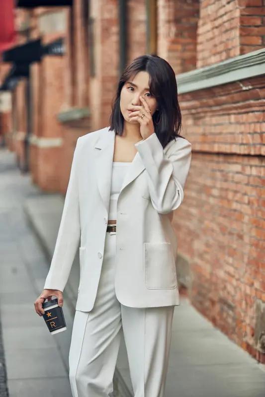 贾静雯回应修杰楷被拘：3个孩子吓哭，她在厦门急到暂停拍戏，这细节太让人心疼！
