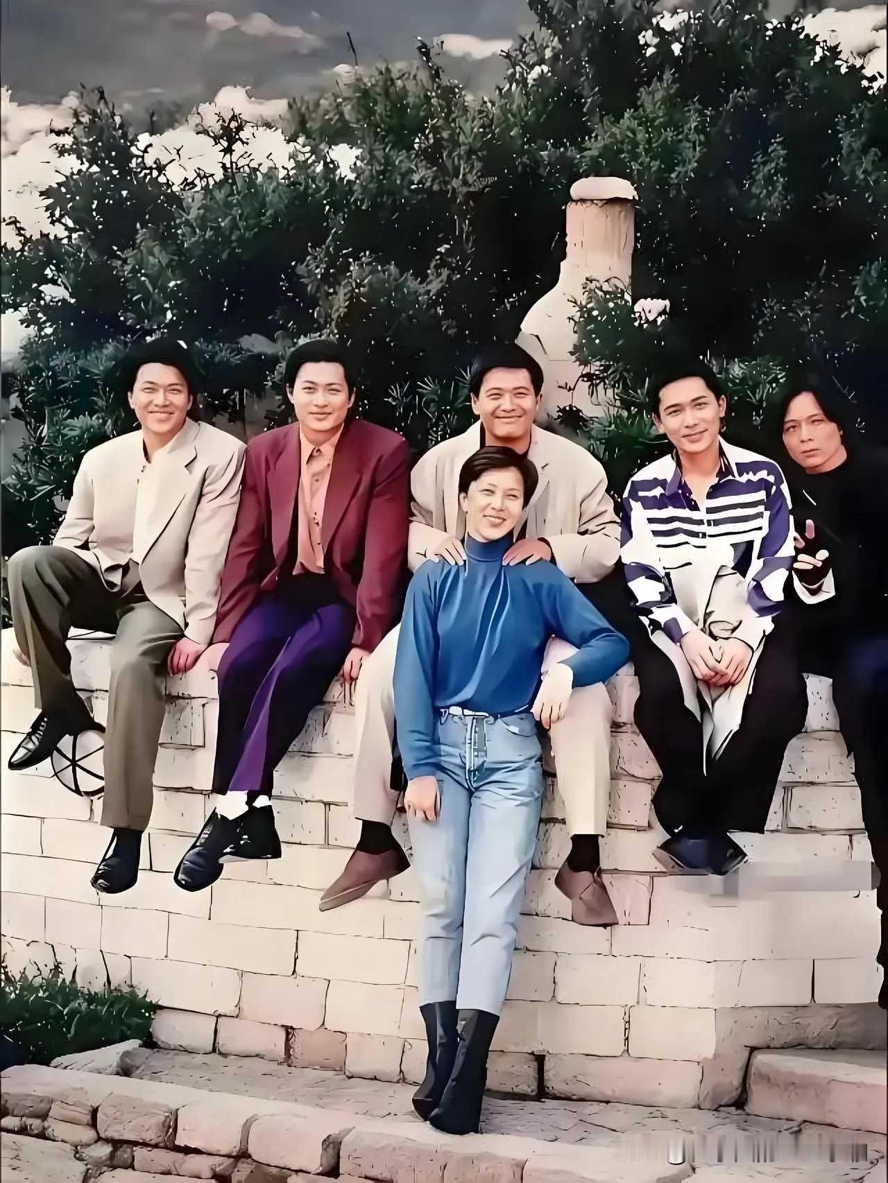 以前不理解门还没开他们去那么早干嘛，现在明白了：闲着也是闲着，不如去学校（幼儿园