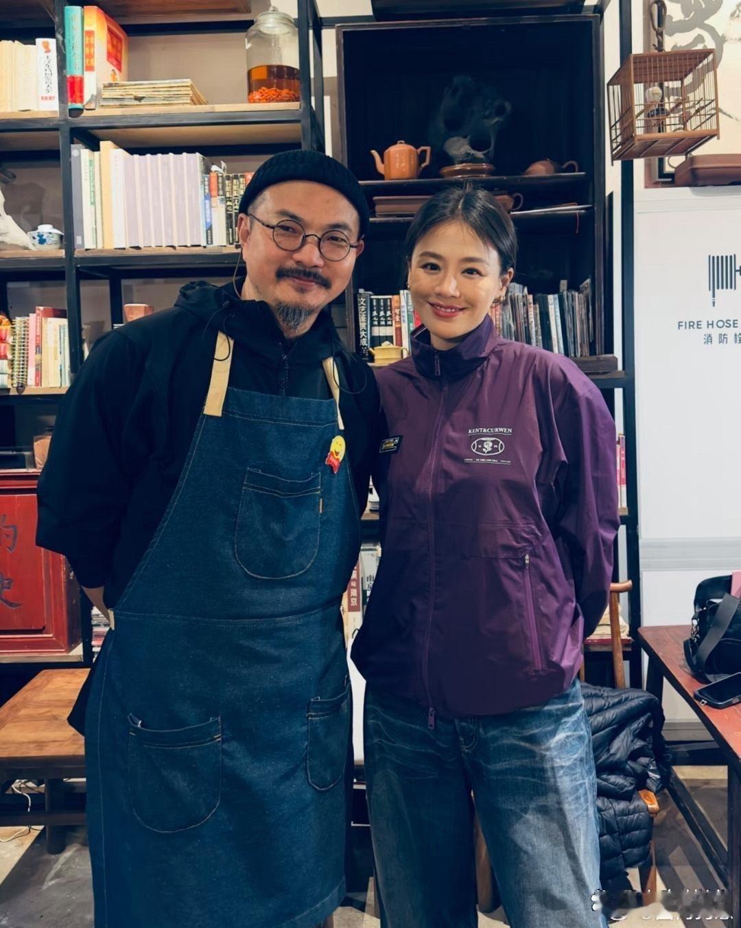 37岁马思纯南京游玩状态拉满！穿搭时髦感爆棚，减肥成功后颜值气质双飞升，美得愈发