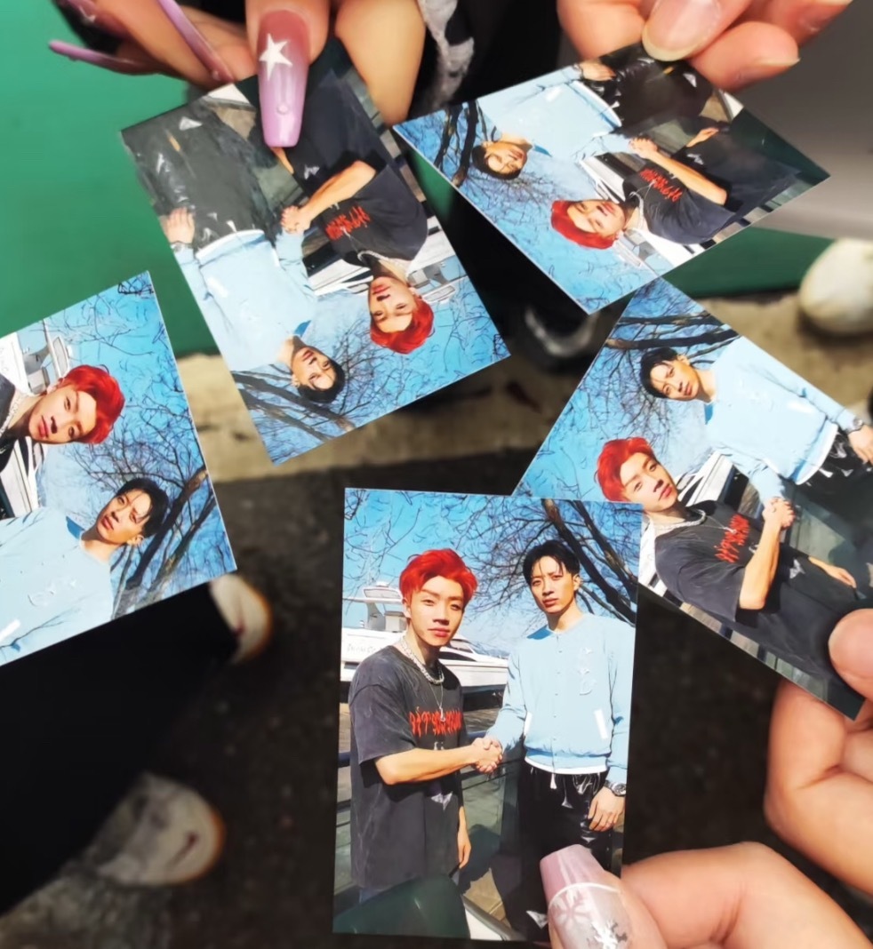 今天的跨年音乐节Asen和活死人都在！有人在现场拿Asen和杨和苏握手言和小卡，