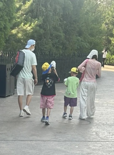 最终是父亲扛了一袋嘛 看起来是马里奥的的帽子包包最后都交给马龙了hhh 