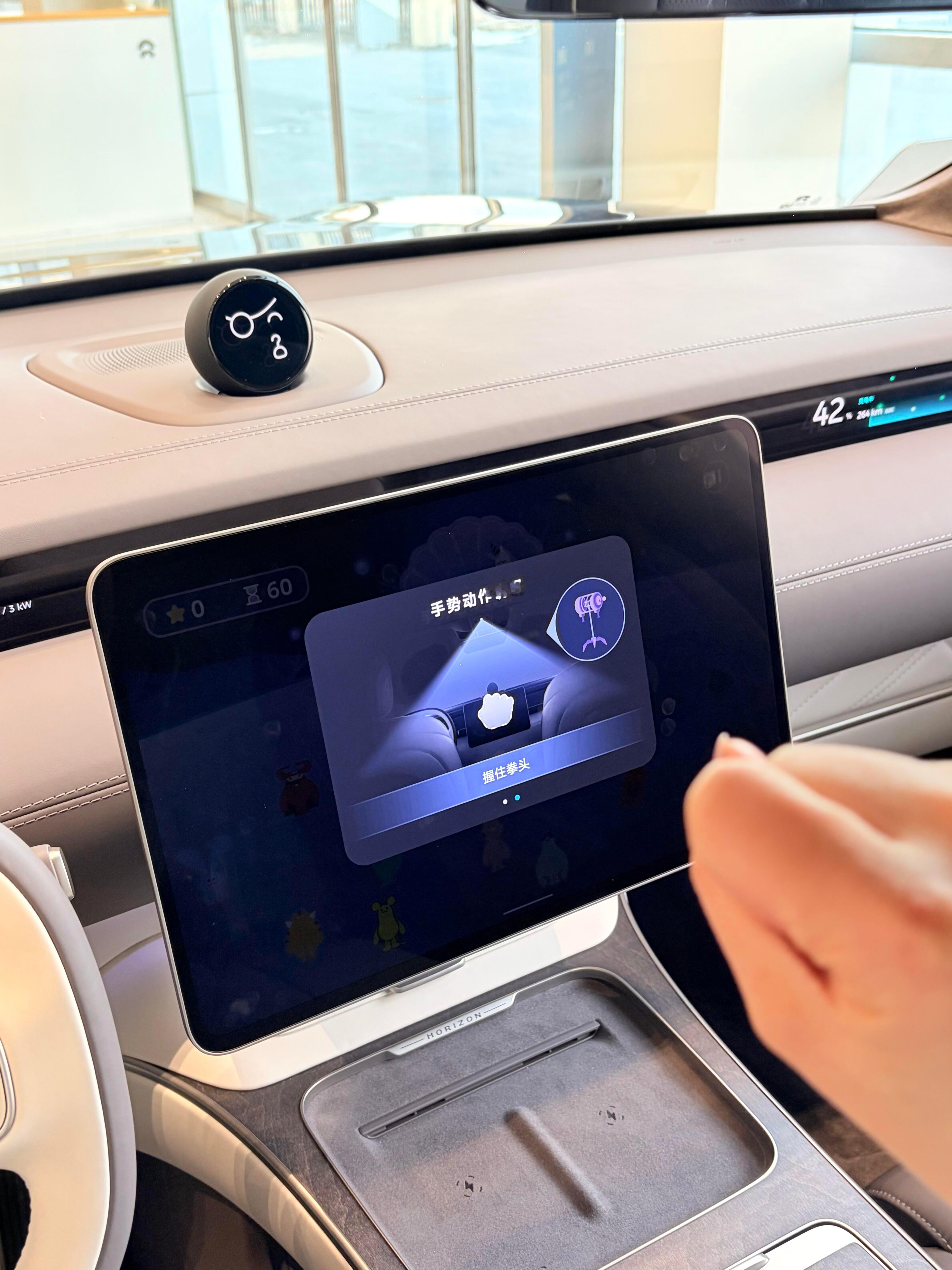 Nomi已经进化到能陪你玩游戏了以前觉得它可能就是个摆设，开车嘛，能有多需要它。