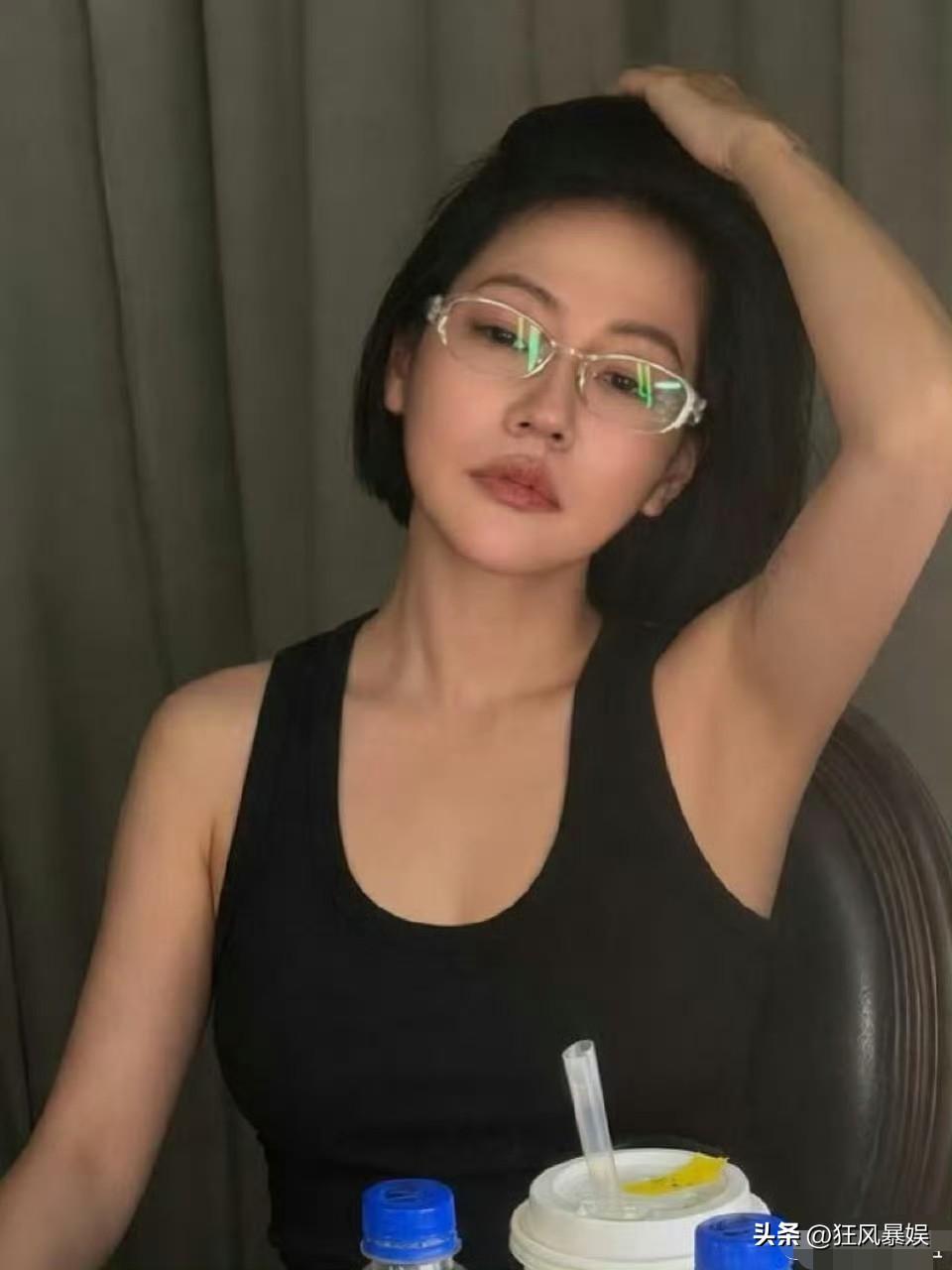 被女儿吐槽，小S，高情商回复！

8月18日，小S在社交平台晒出一张戴老花镜的自