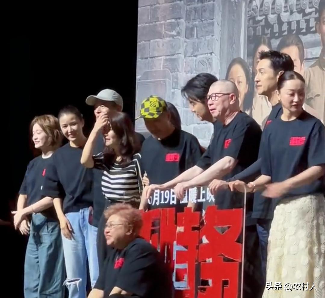 《抓特务》首映大合影，集体邀请韩红老师站C位。看得出来韩红在娱乐圈还是有分量的，