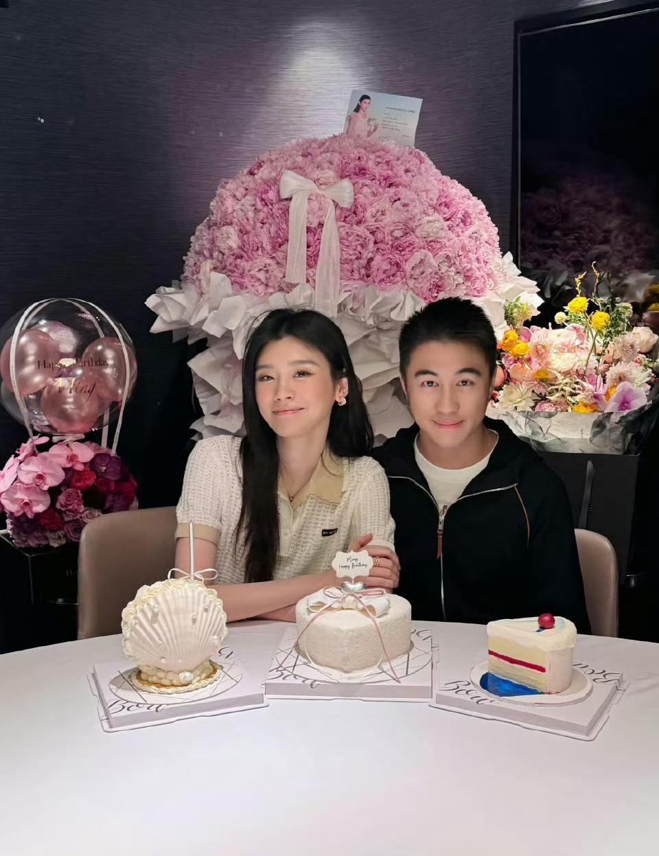 奚梦瑶37岁生日，何猷君陪着，
还有俩孩子在身边，画面简简单单的，
挺有烟火气，