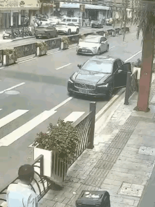 坏习惯害人害己，又是开门杀，稍微有点常识的人都不会犯这么低级的错误，开车门前必须