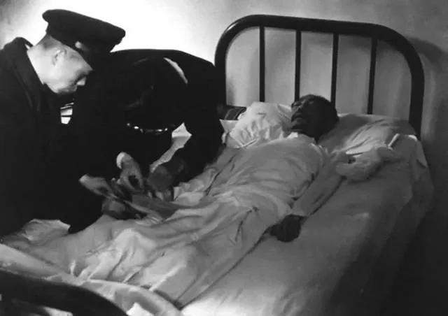 1948年2月，卖国巨奸，周佛海病死后，留下的一张老照片，镜头中的他躺在铁架子床