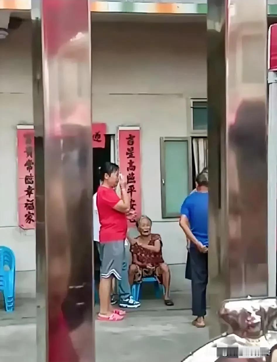 全红婵妈妈哭了，可怜天下父母心！
全红婵回到家乡湛江迈合村的那一刻，妈妈的泪水夺