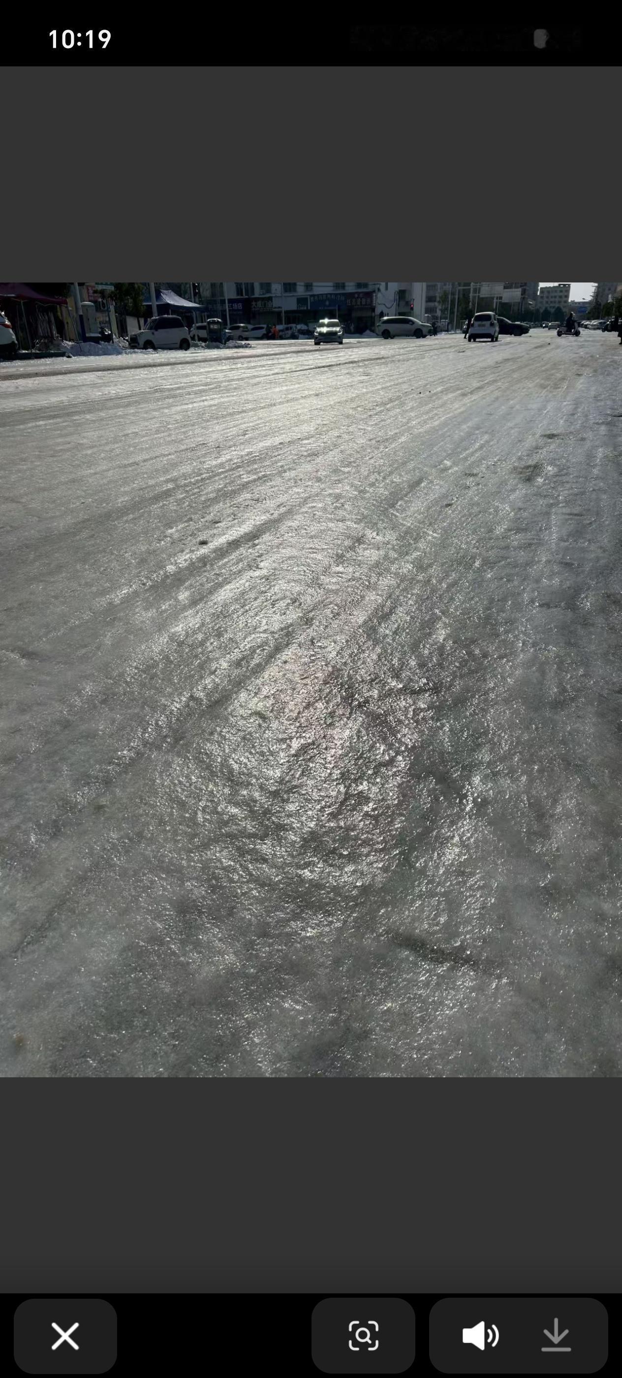 今年冬天的不同 今年河南这冬天可太离谱了！我在河南生活这么多年，就没见过雪这么长