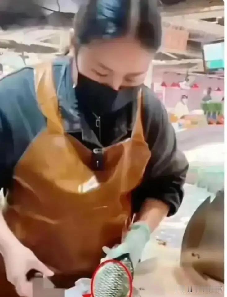 于东来一句“员工不值这么多钱”，说得网友心里咯噔一下。于东来内部会上这句大实话，