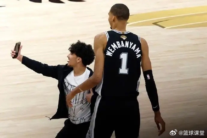 NBA官方声明：“总决赛G1闯入赛场区域的涉事人员已被逮捕，同时被处以终身禁止进