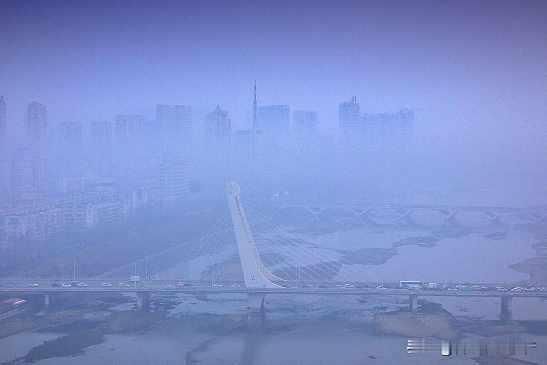 今年的天气有些很顽皮，这个时候了浑河河面还没有封冻，一场冬雨，或是一场降温回升，